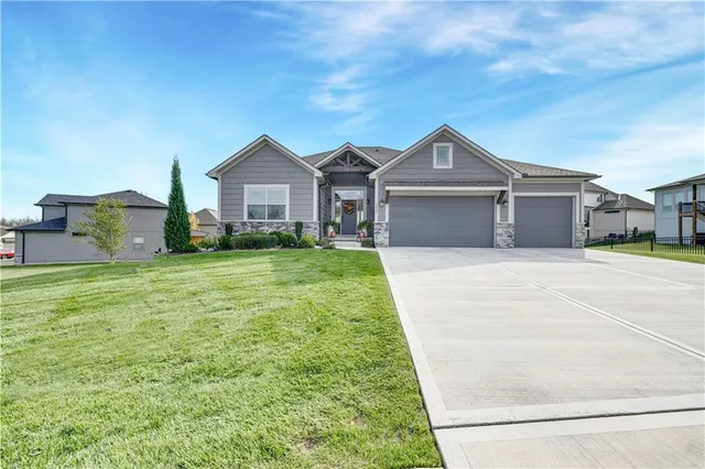 $749,900 | 1433 Woodland Road, Greenwood, MO 64034