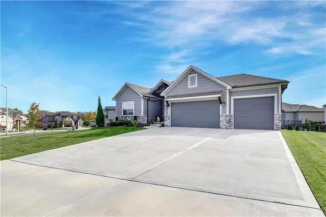 $749,900 | 1433 Woodland Road, Greenwood, MO 64034