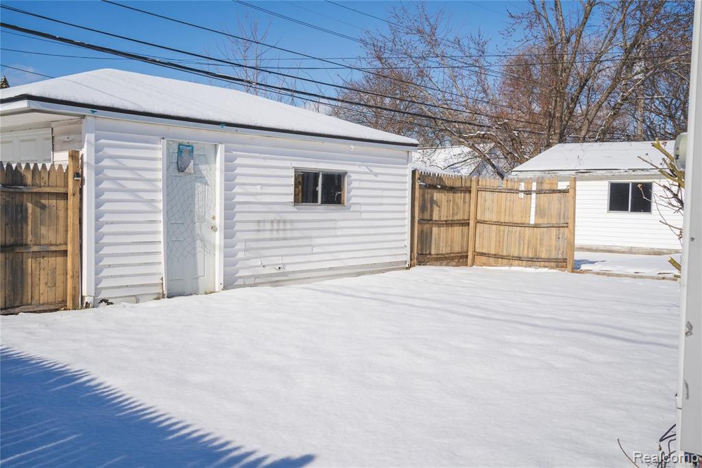 22005 David Avenue Eastpointe, MI 48021 - Photo 3 of 19