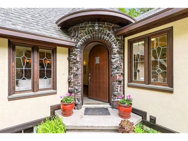 $1,250,000 | 6164 Southwest Capitol Highway, Portland, OR 97239