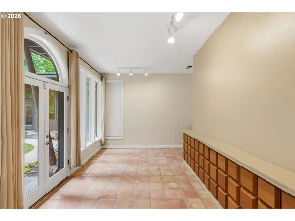 $1,250,000 | 6164 Southwest Capitol Highway, Portland, OR 97239
