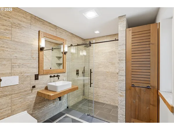 $1,250,000 | 6164 Southwest Capitol Highway, Portland, OR 97239