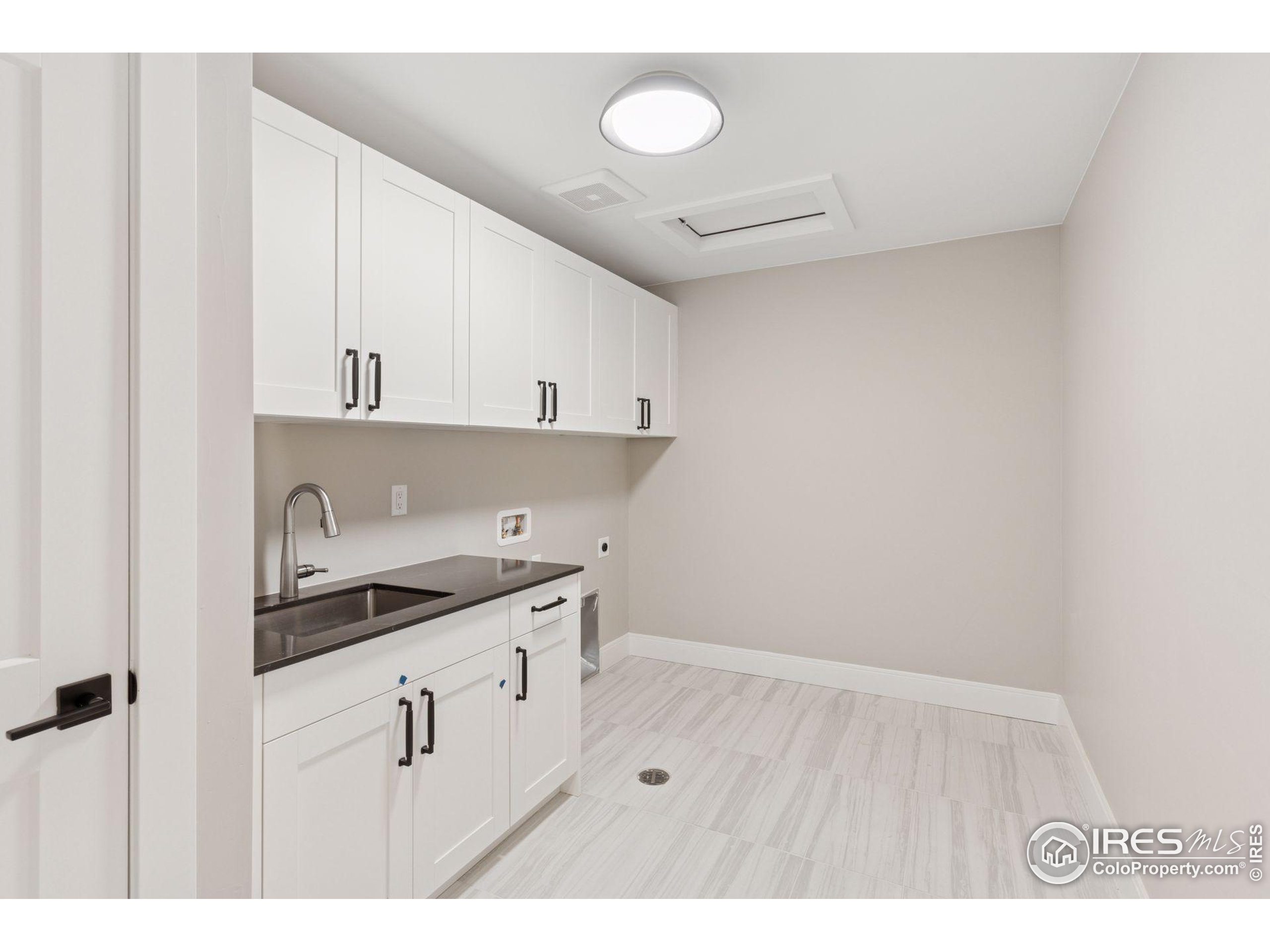 927 William Way Berthoud, CO 80513 - Photo 22 of 28 a kitchen with cabinets and window