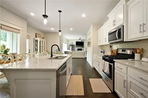 $595,000 | 6987 Glenn Lane, Parkville, MO 64152