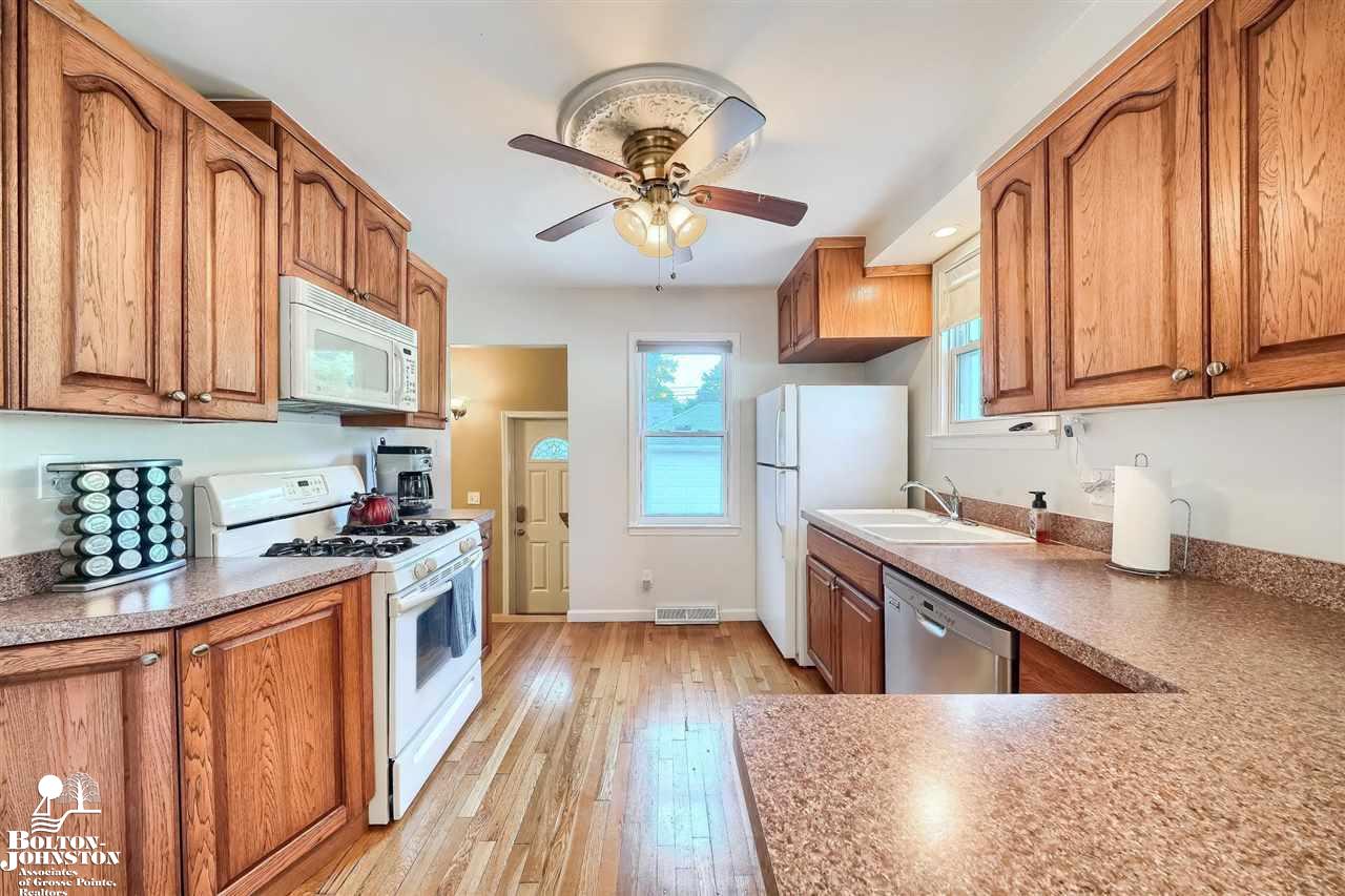2110 Roslyn Road Grosse Pointe Woods, MI 48236 - Photo 7 of 30