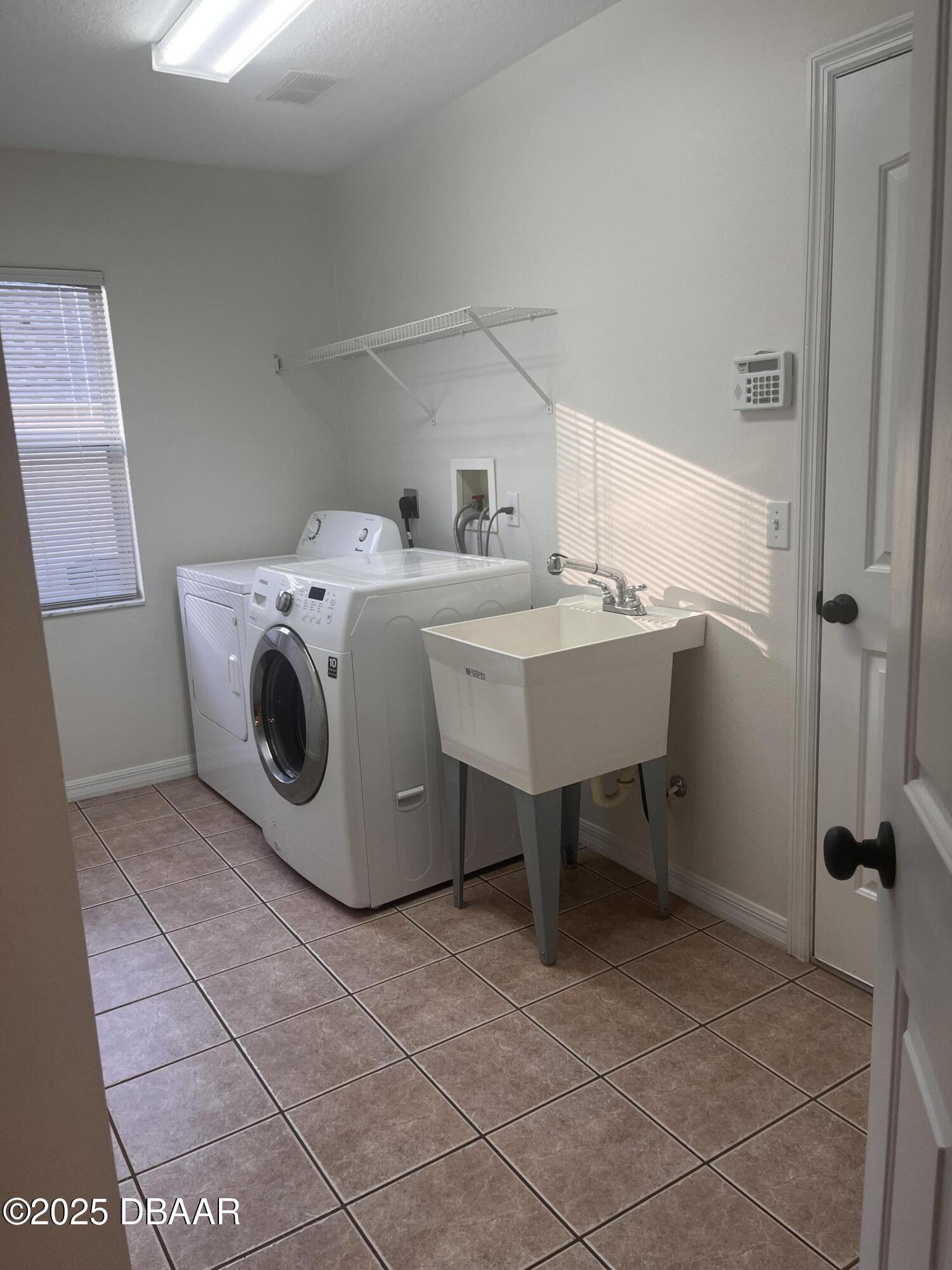 612 John Thomas Avenue DeLand, FL 32724 - Photo 10 of 11 a utility room with washer and dryer