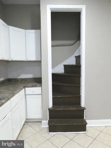 a view of entryway and kitchen