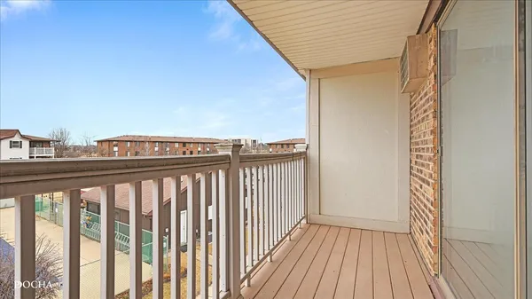 $2,000 | 201 North Gregory Street, Unit 15, Aurora, IL 60504