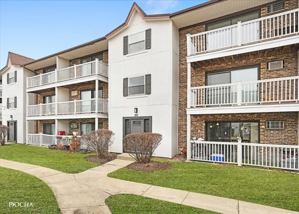 $2,000 | 201 North Gregory Street, Unit 15, Aurora, IL 60504