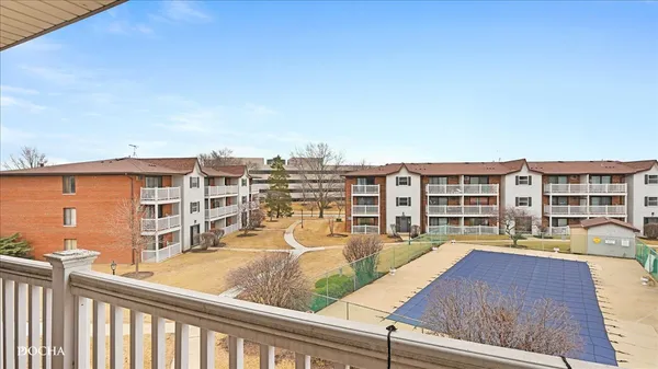 $2,000 | 201 North Gregory Street, Unit 15, Aurora, IL 60504