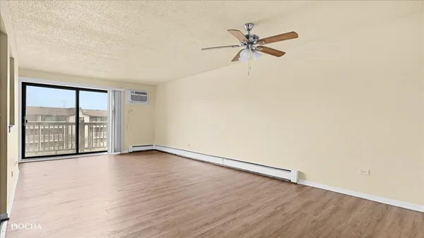 $2,000 | 201 North Gregory Street, Unit 15, Aurora, IL 60504