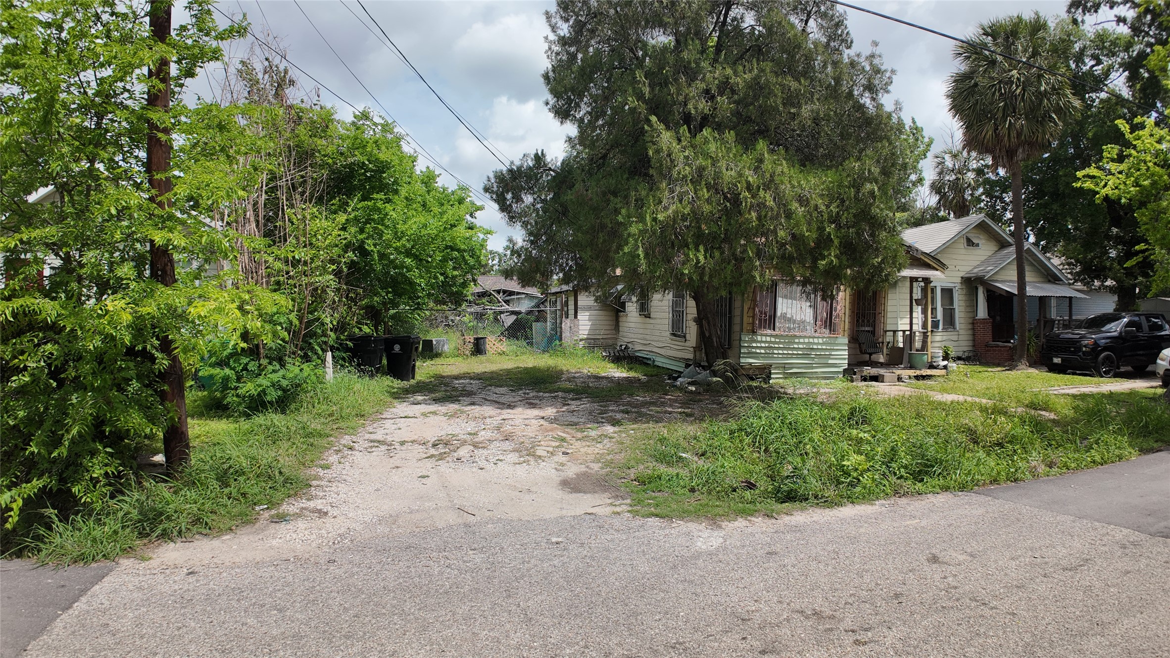 7935 Sherman Street Houston, TX 77012 - Photo 12 of 23 a view of a park with plants and trees