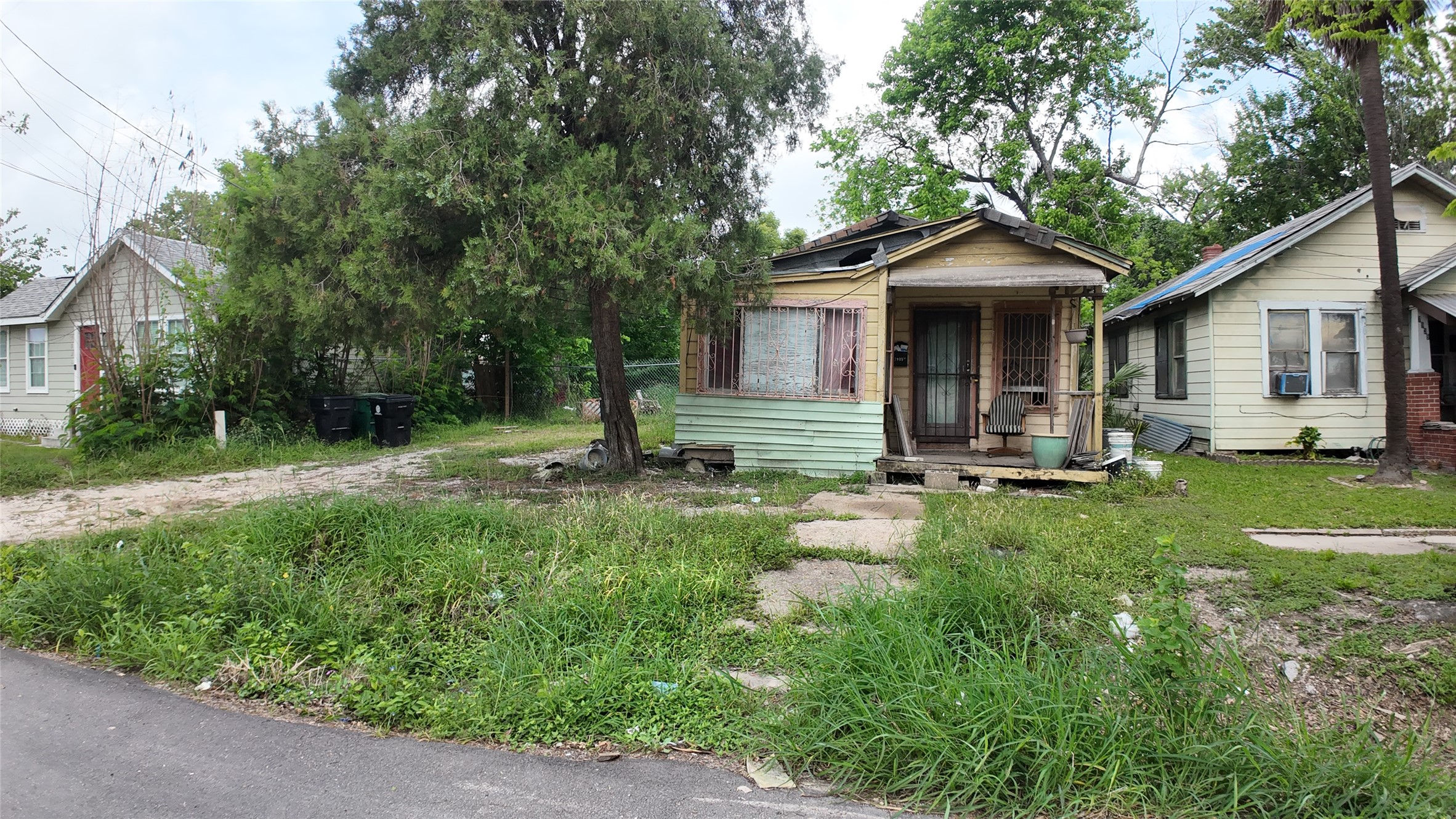 7935 Sherman Street Houston, TX 77012 - Photo 13 of 23 a front view of house with yard and green space
