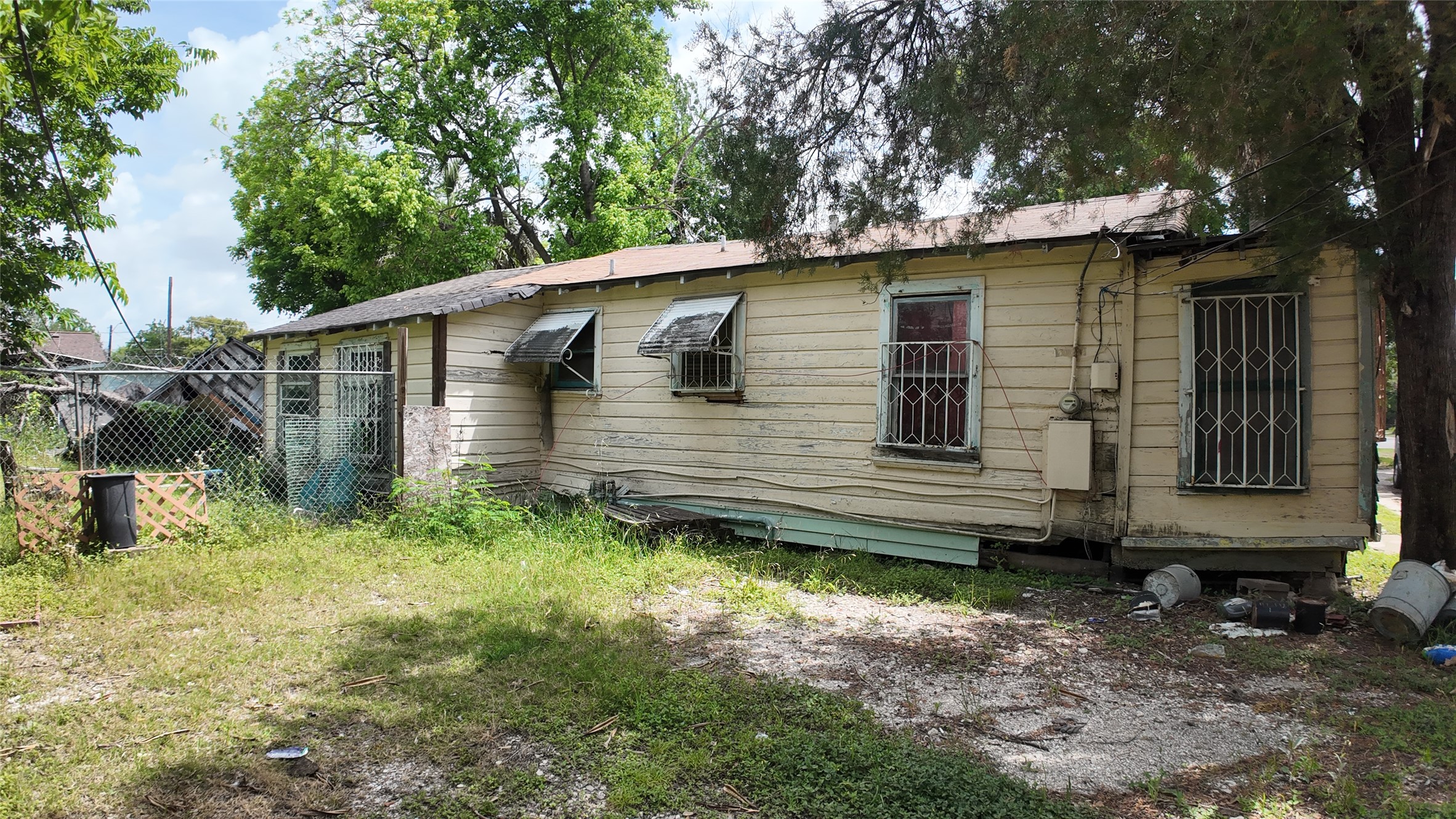 7935 Sherman Street Houston, TX 77012 - Photo 17 of 23 a view of a backyard