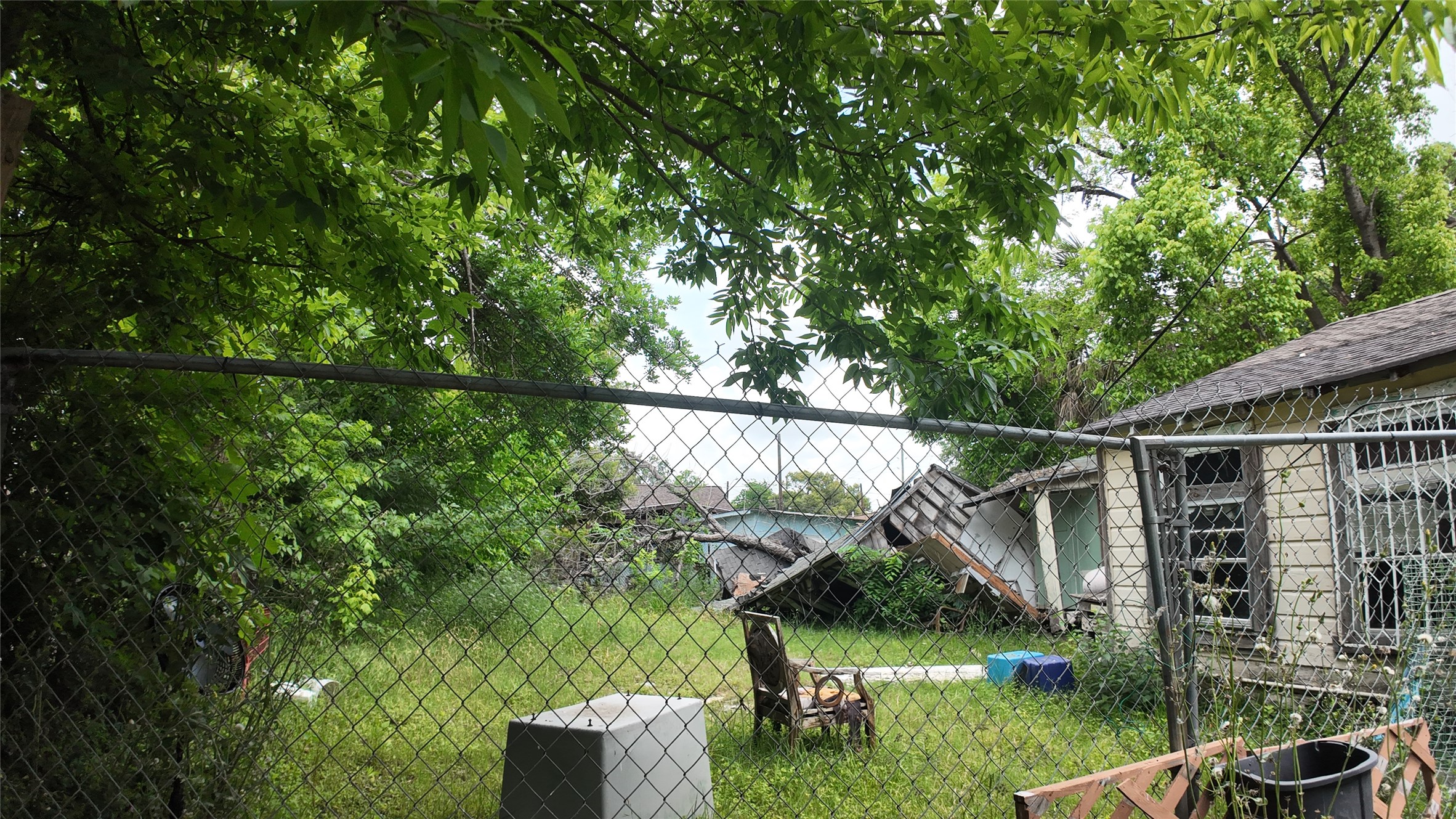 7935 Sherman Street Houston, TX 77012 - Photo 20 of 23 a backyard of a house with lots of green space and plants