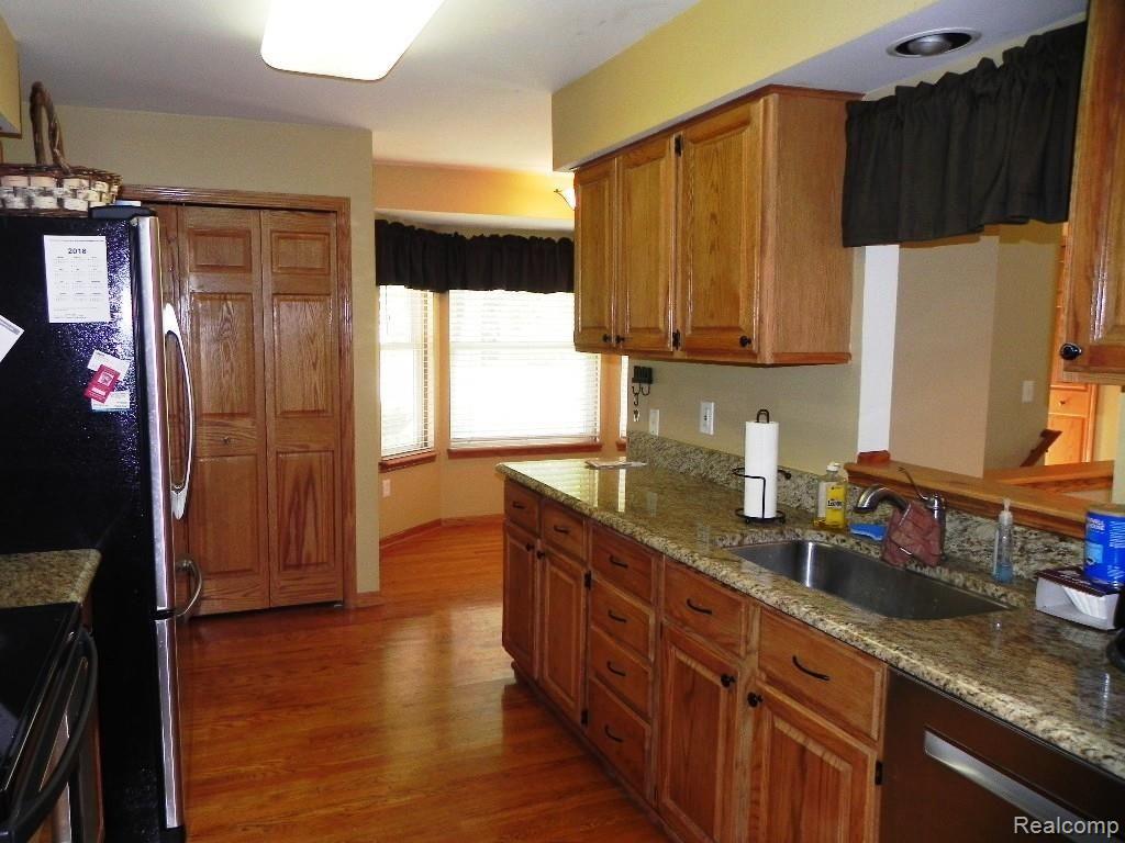 3121 Smugglers Ridge Walled Lake, MI 48390 - Photo 17 of 44 15Kitchen view 2.JPG