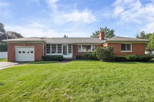 $259,900 | 5 Woodale Drive, Greece, NY 14616
