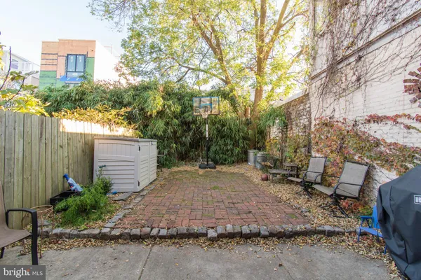 a view of a backyard