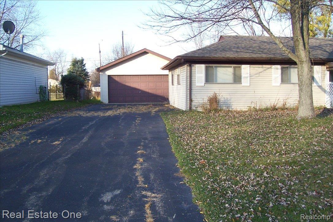 1866 Henbert Road West Bloomfield, MI 48324 - Photo 16 of 17 4 car garage
