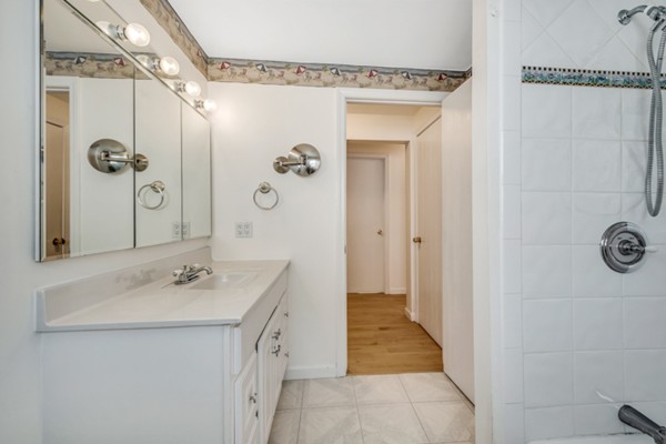 14 Bates Road, Unit 14 Swampscott, MA 01907 - Photo 13 of 18 Gallery Image 13