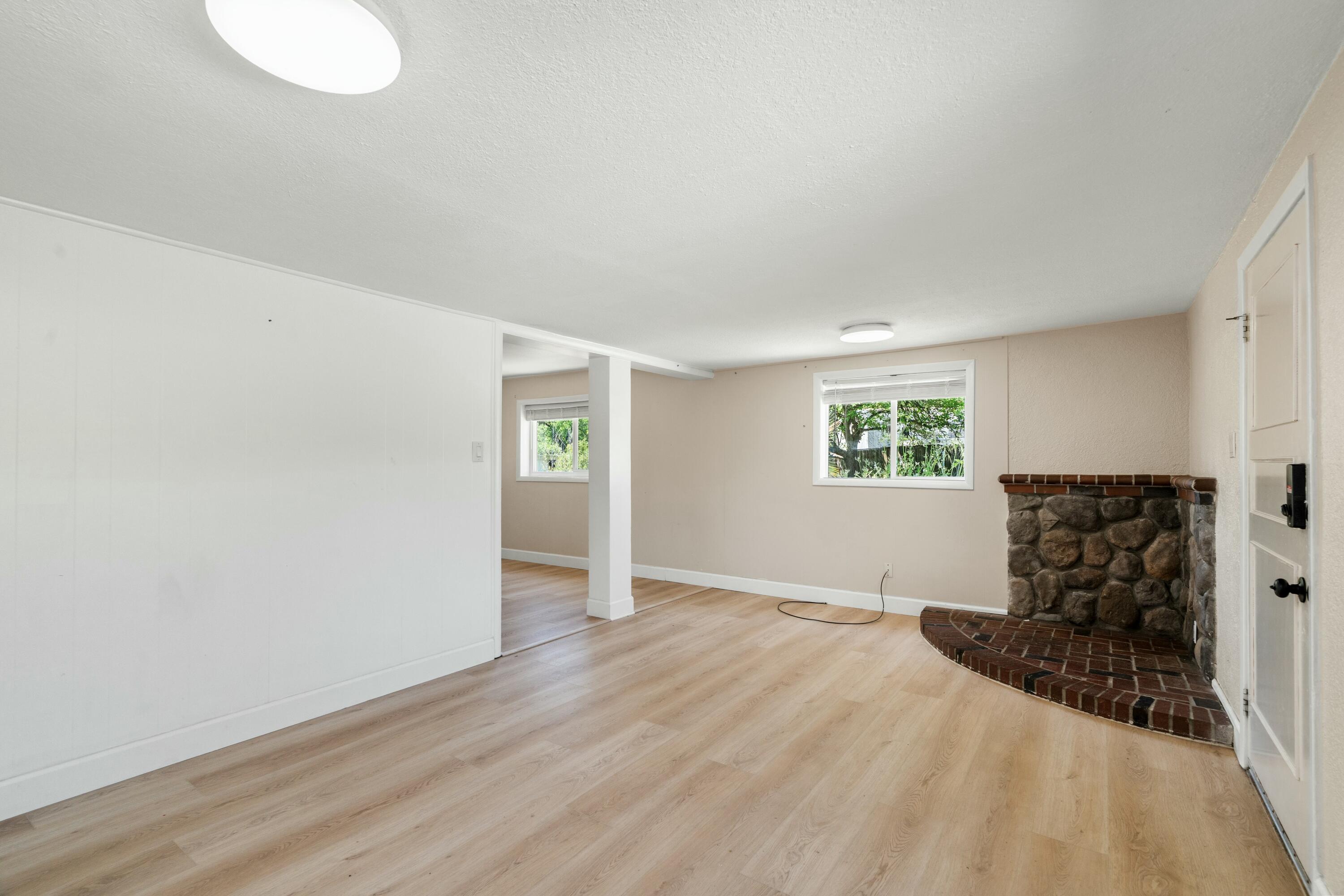 18311 Oasis Road Redding, CA 96003 - Photo 3 of 27 Living Room