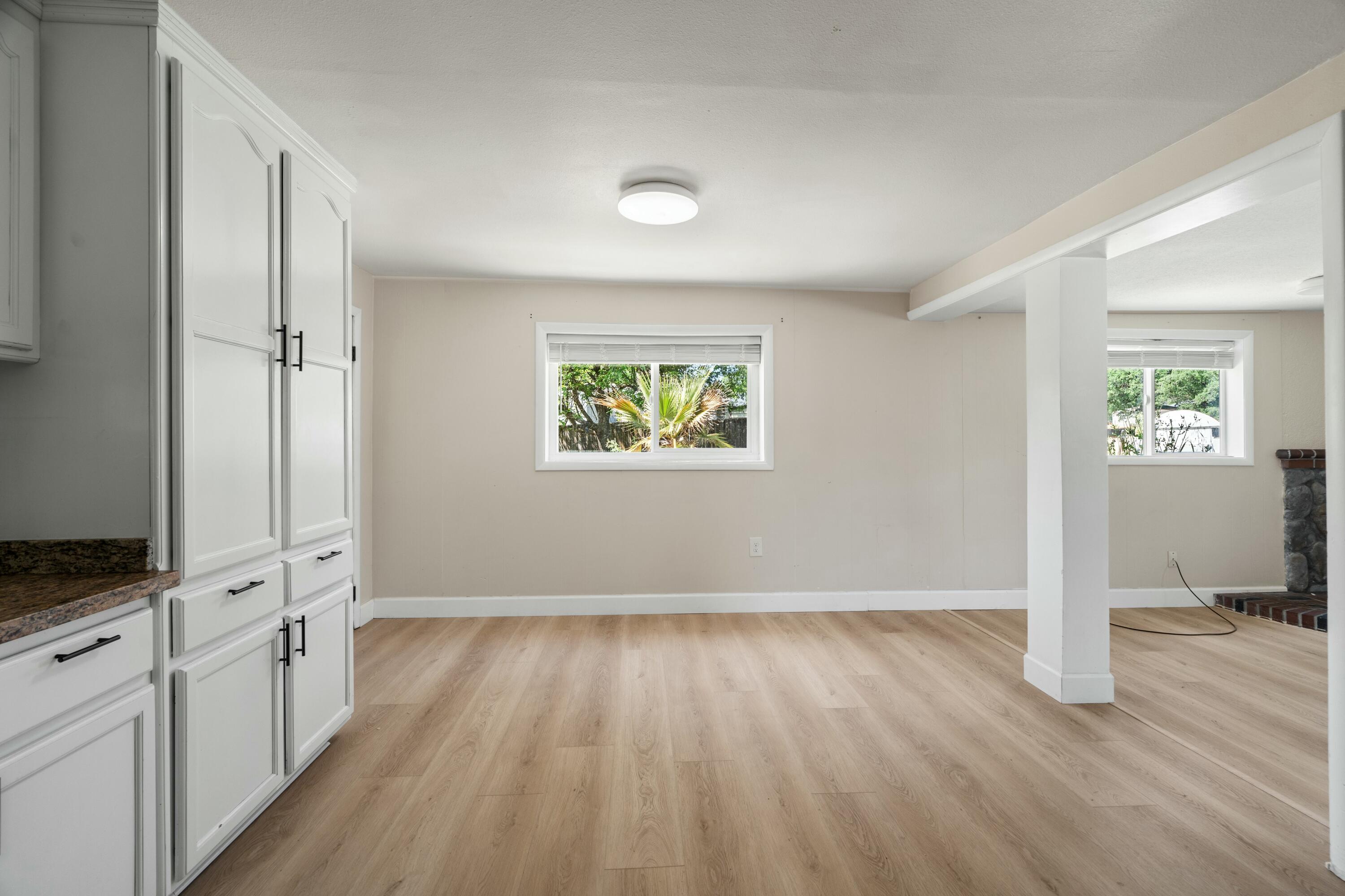 18311 Oasis Road Redding, CA 96003 - Photo 8 of 27 Kitchen/Dinning