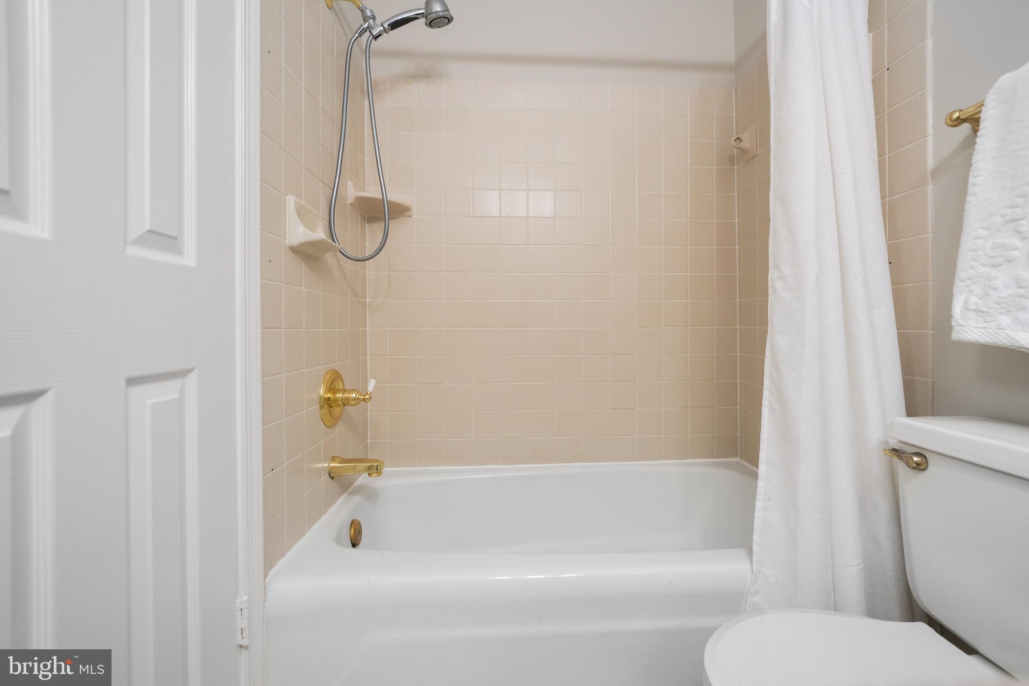7629 Hayfield Road Alexandria, VA 22315 - Photo 20 of 49 Primary bath en suite