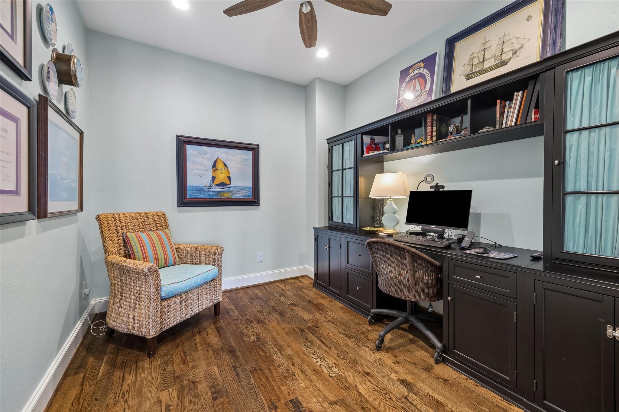 246 East 28th Street Houston, TX 77008 - Photo 20 of 27 Fourth floor offers tons of flexible space including a home office or could be used as a 4th bedroom