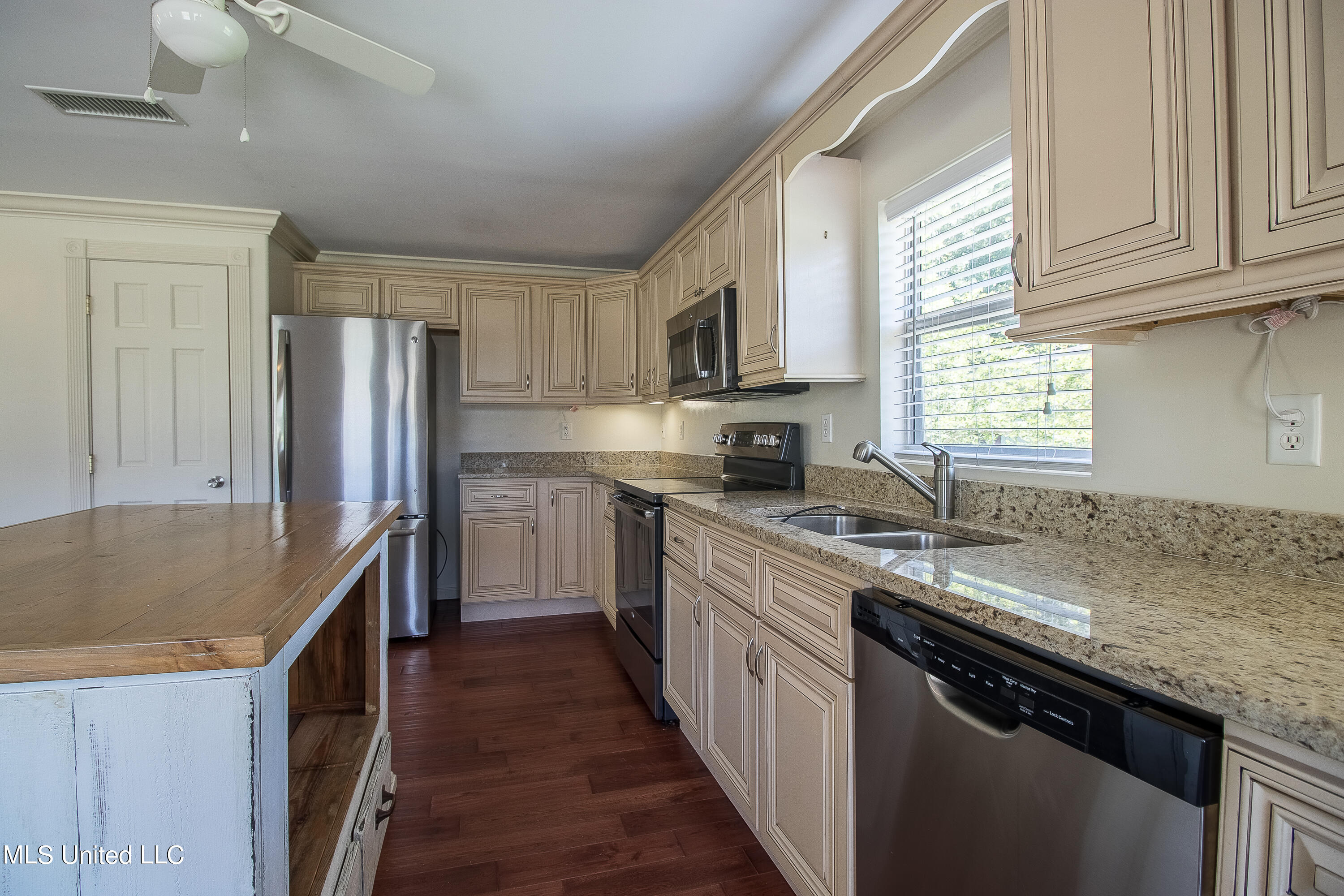 1502 Courthouse Road Gulfport, MS 39507 - Photo 8 of 18 1502 Courthouse-104