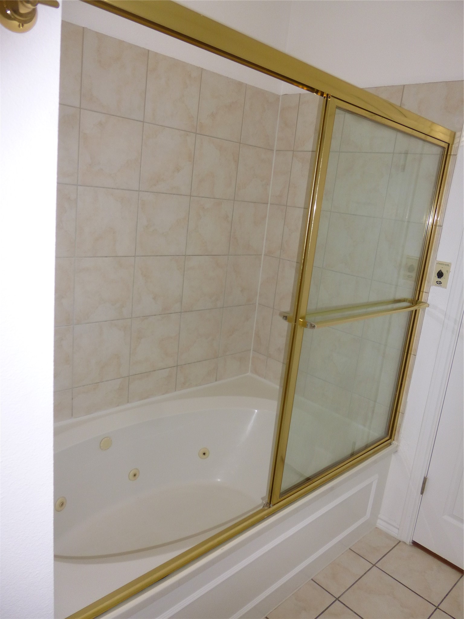2918 Ranch Road 620 North, Unit Y194 Austin, TX 78734 - Photo 19 of 35 a bathroom with a bathtub