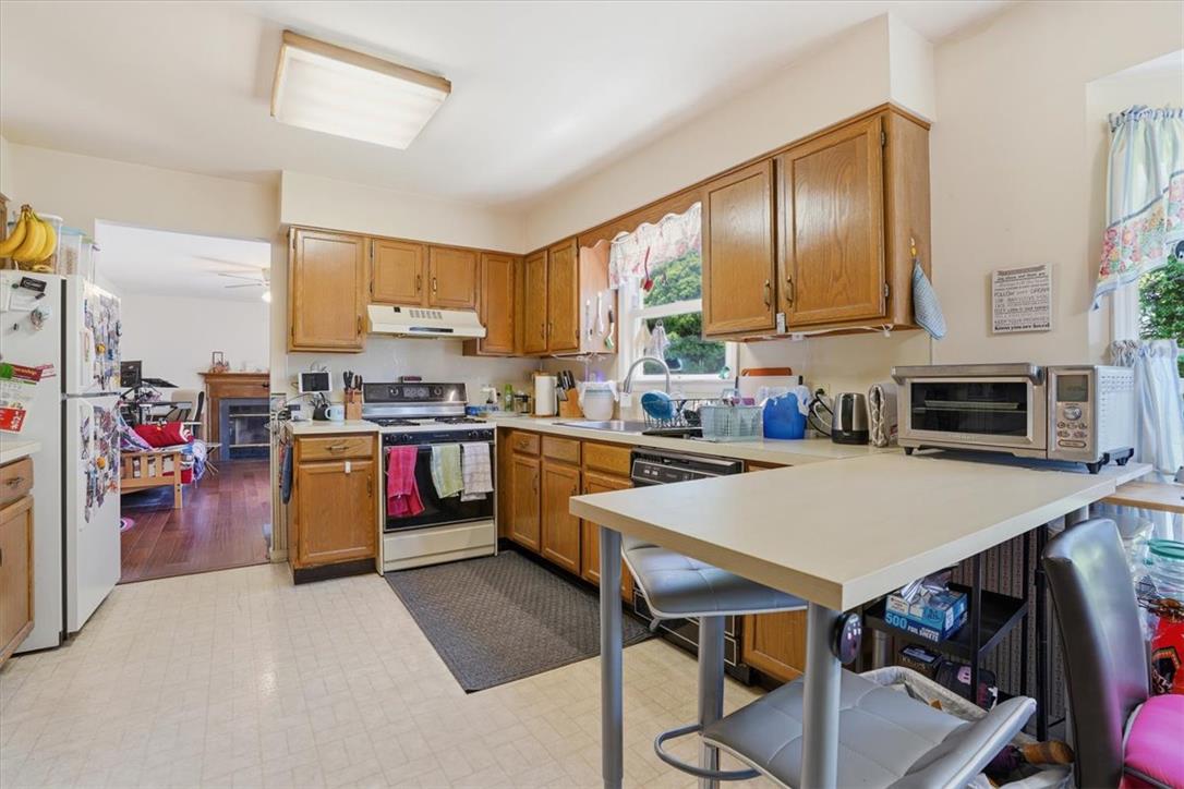 808 Hunter Road Easton, PA 18040 - Photo 12 of 41 Functional kitchen with ample cabinetry and a convenient breakfast bar for casual dining.