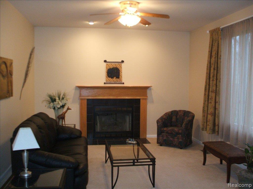 6830 Woodcrest Ridge Clarkston, MI 48346 - Photo 10 of 15 Family Room