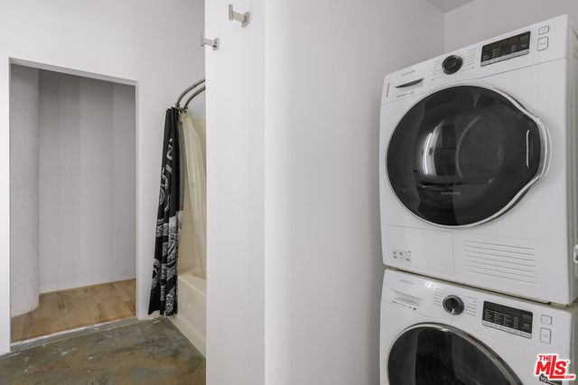 a view of entryway with washer and dryer