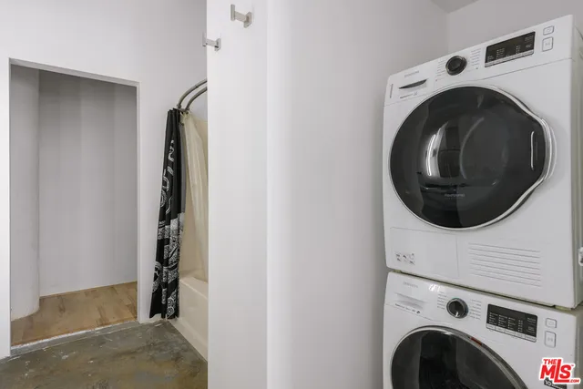 a view of entryway with washer and dryer