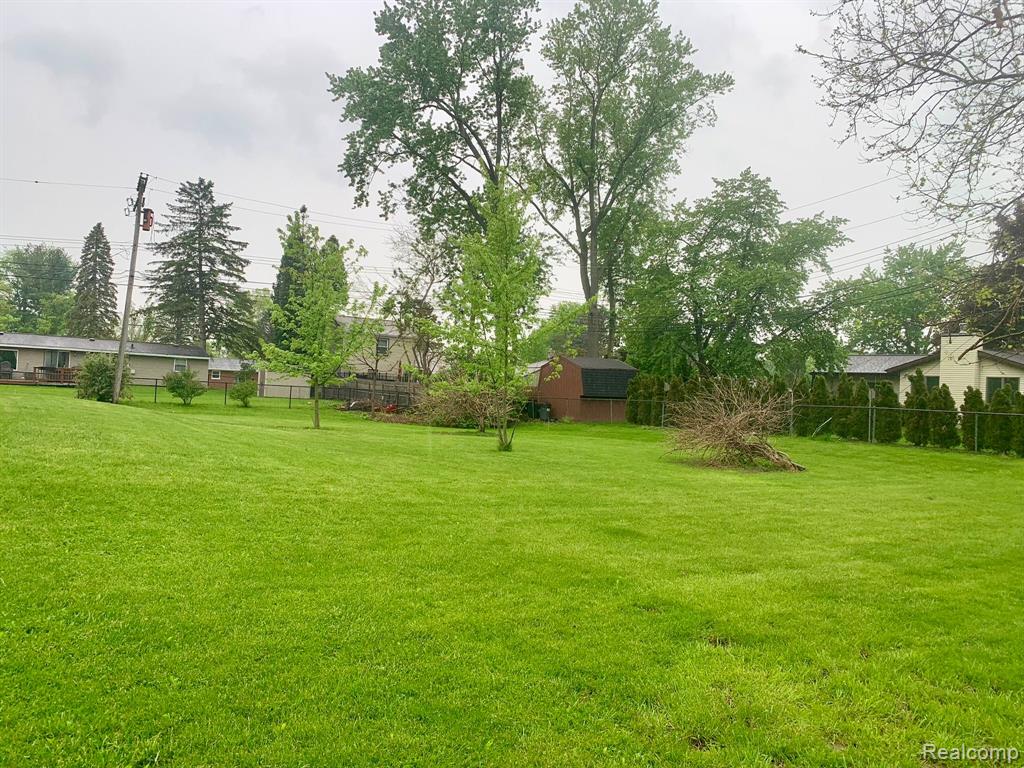 655 E Ridge South Lyon, MI 48178 - Photo 5 of 37