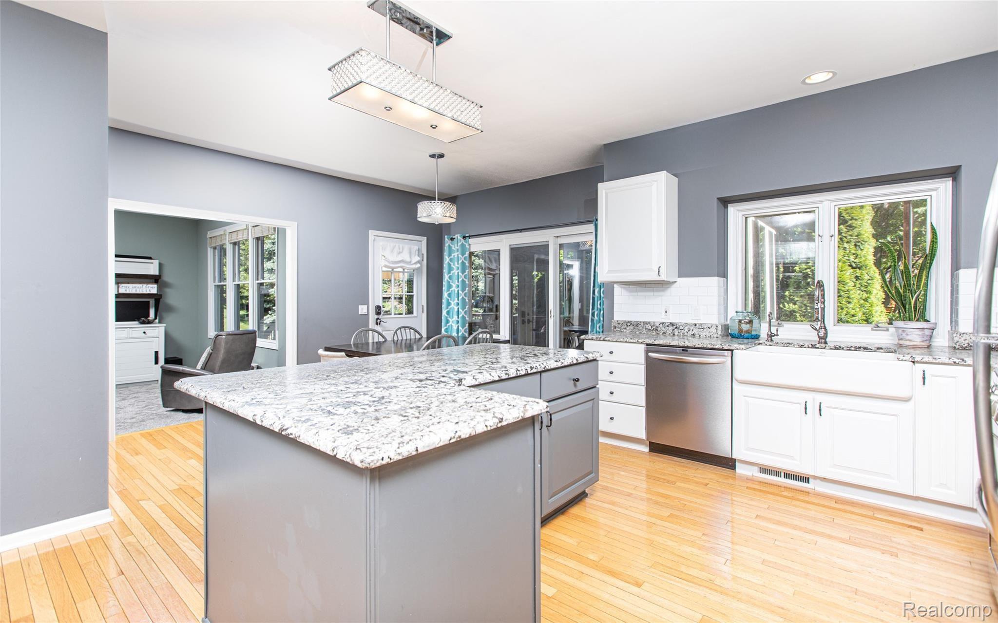 1915 Catlin Drive Rochester, MI 48306 - Photo 12 of 39 12 - Kitchen to Breakfast.jpg