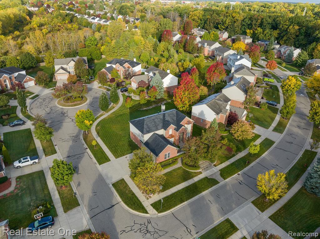 584 Bedlington Drive Rochester Hills, MI 48307 - Photo 2 of 34