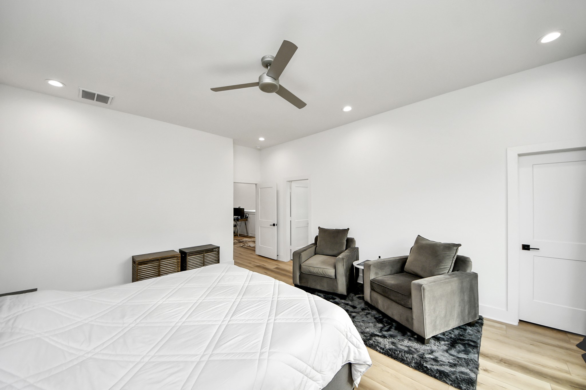 1044 West 17th Street Houston, TX 77008 - Photo 34 of 48 a spacious bedroom with a bed and ceiling fan