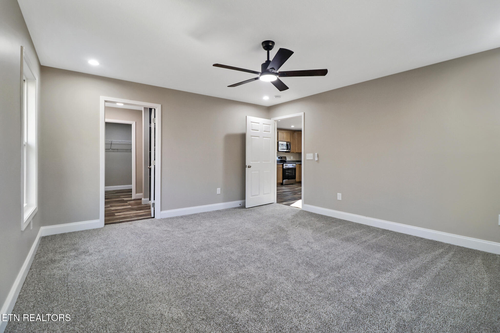 434 Pilot Mountain Road Sunbright, TN 37872 - Photo 13 of 29 Primary Suite