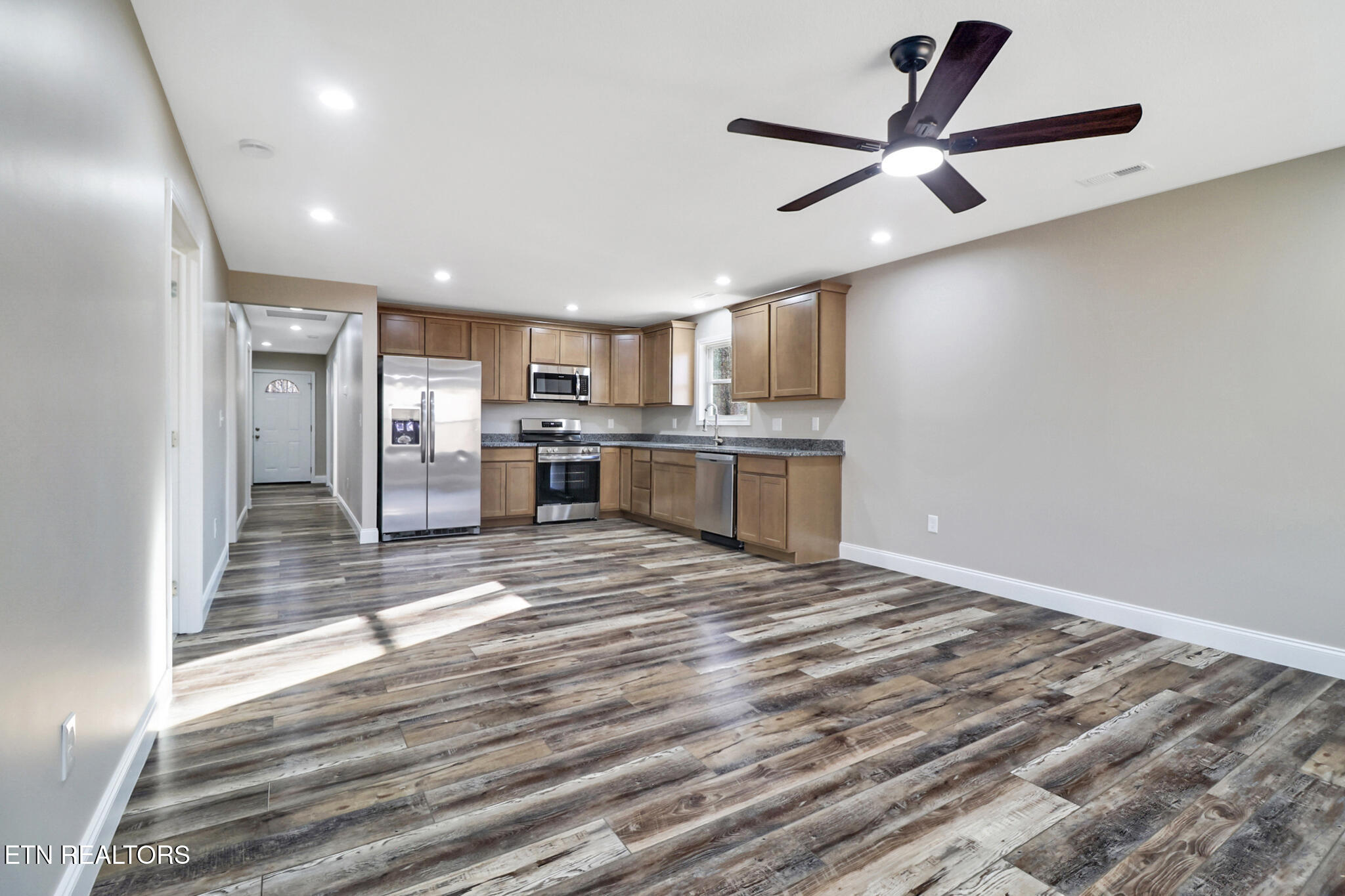 434 Pilot Mountain Road Sunbright, TN 37872 - Photo 5 of 29 Front Door to Kitchen