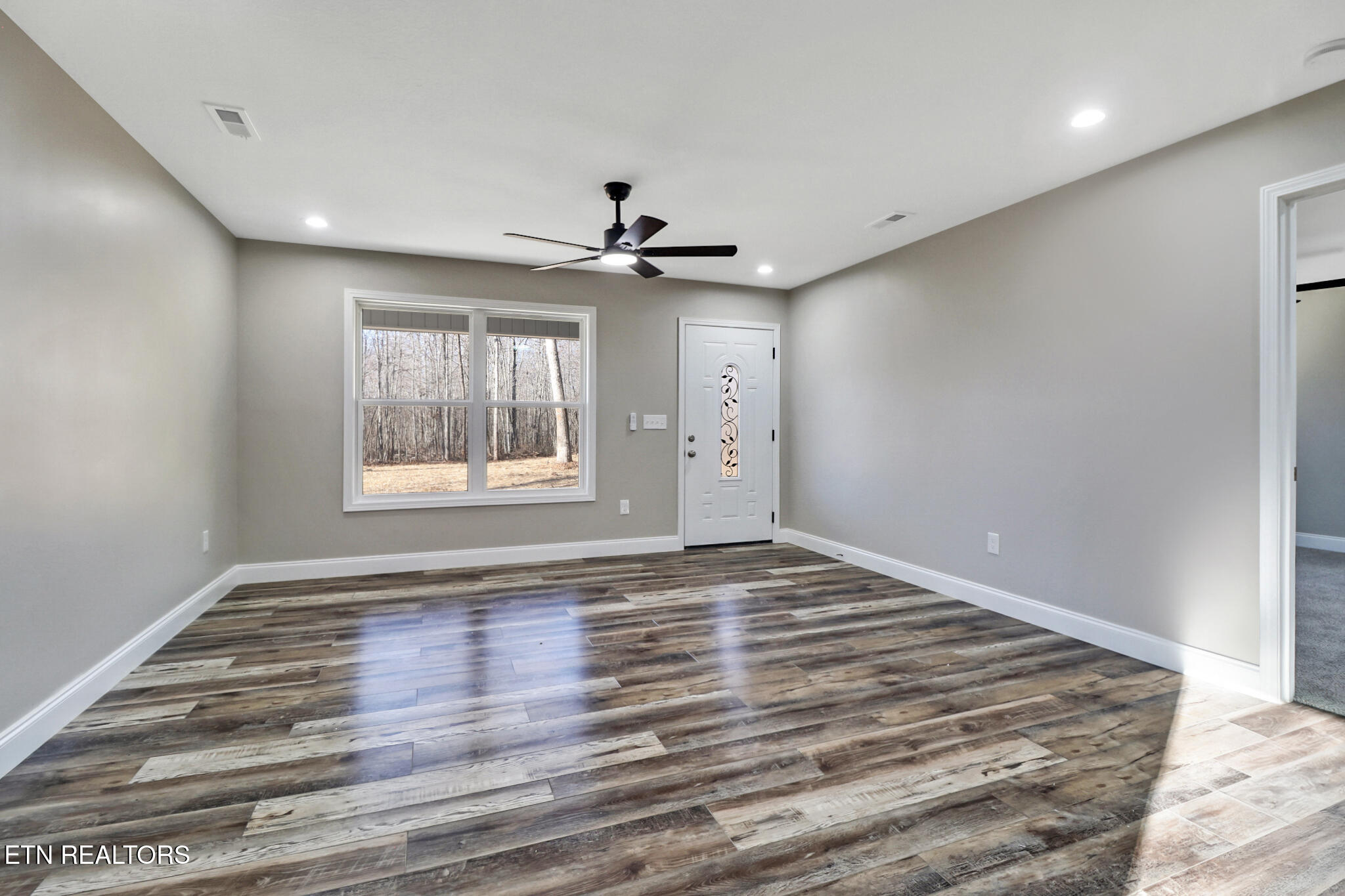 434 Pilot Mountain Road Sunbright, TN 37872 - Photo 6 of 29 Living Room