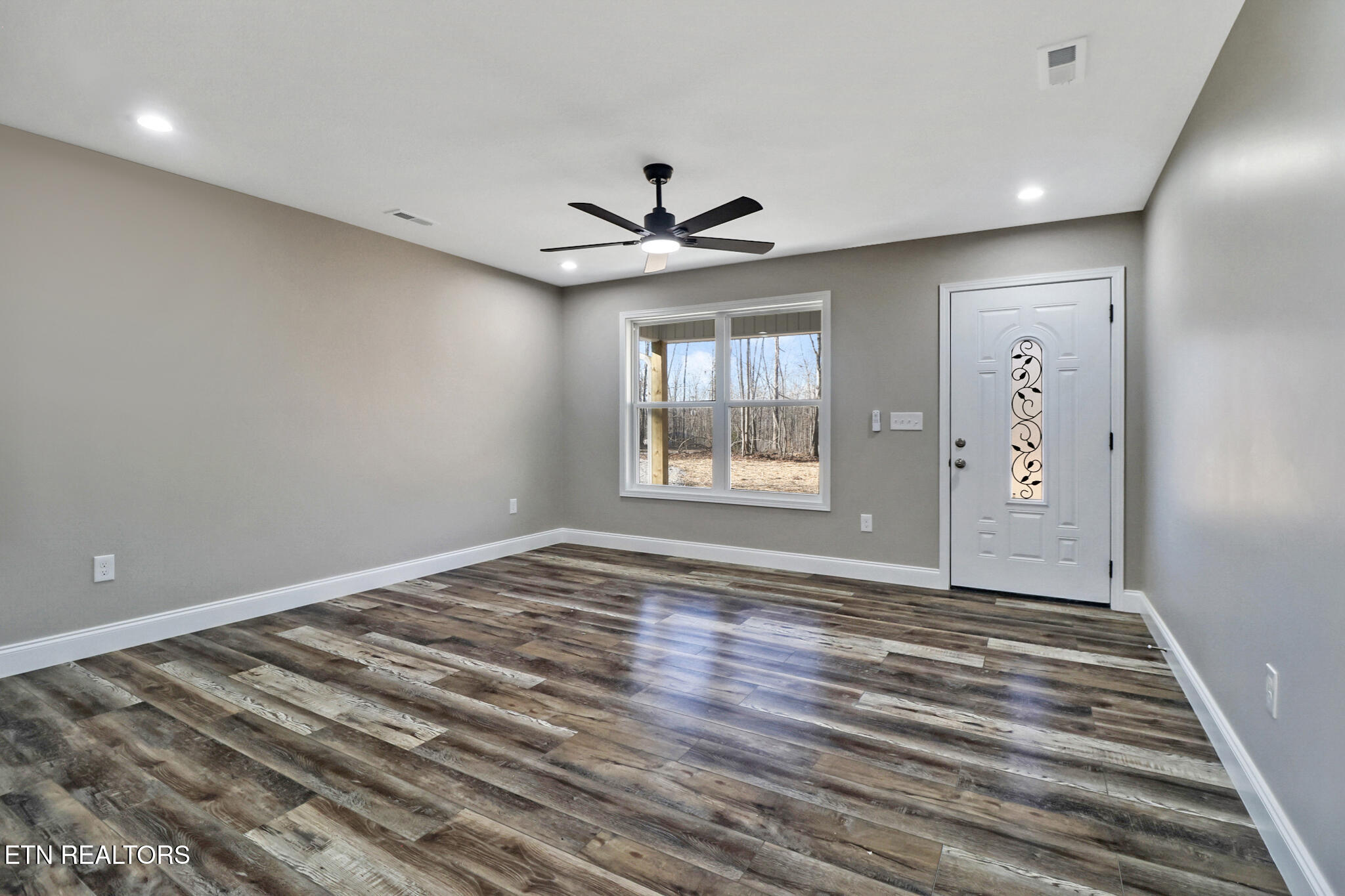 434 Pilot Mountain Road Sunbright, TN 37872 - Photo 7 of 29 Living Room