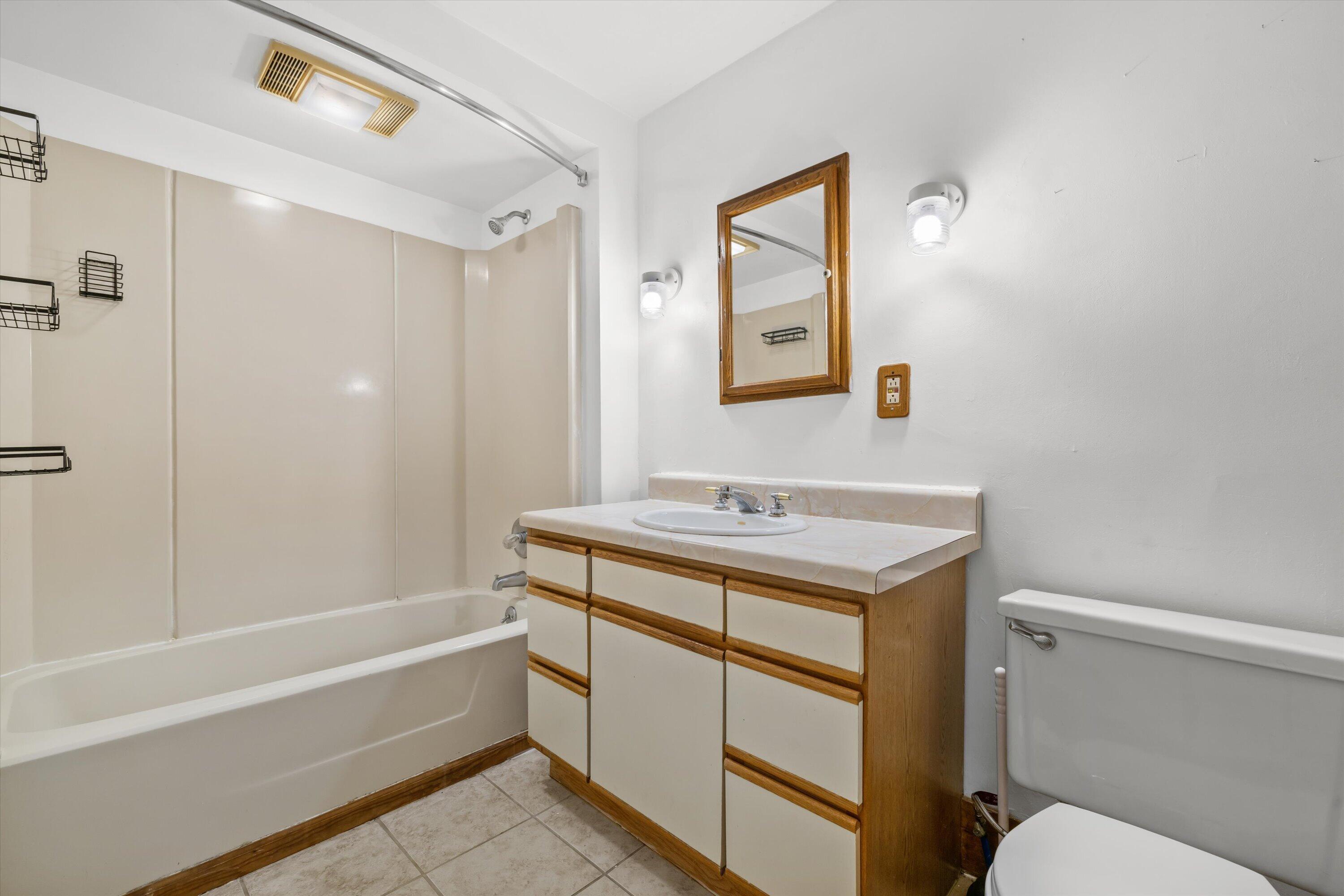2816 Wright Avenue Racine, WI 53405 - Photo 14 of 25 Full Bathroom