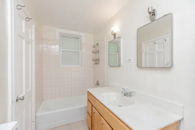 $1,950 | 1143 East 50th Street, Unit 3S, Chicago, IL 60615