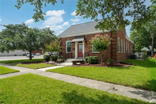 a view of a house with a yard