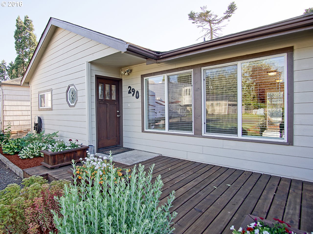 290 25th Street Springfield, OR 97477 - Photo 3 of 25 a front view of a house with a garden