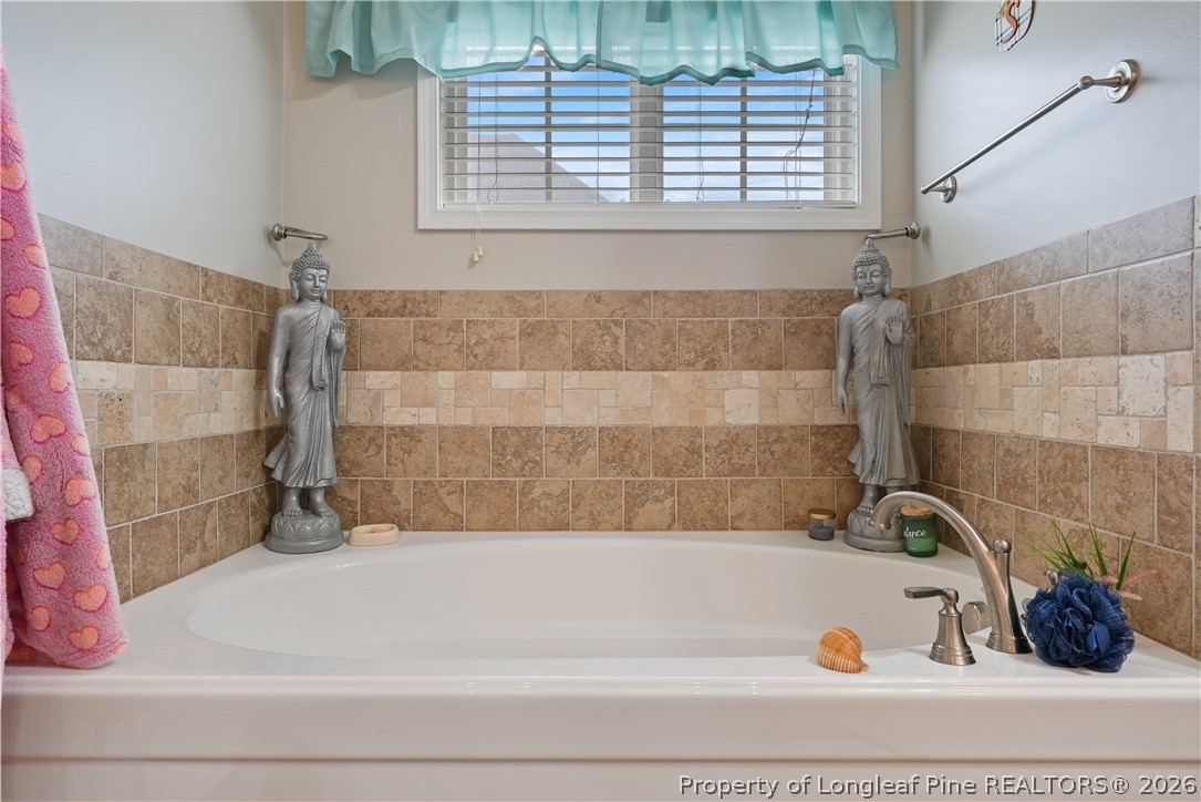 415 Highgrove Drive Spring Lake, NC 28390 - Photo 34 of 39 a bathroom with a bathtub