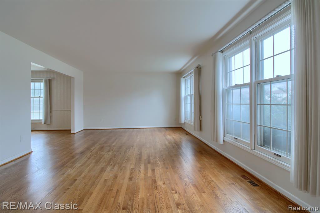 33951 Old Timber Road Farmington Hills, MI 48331 - Photo 8 of 40