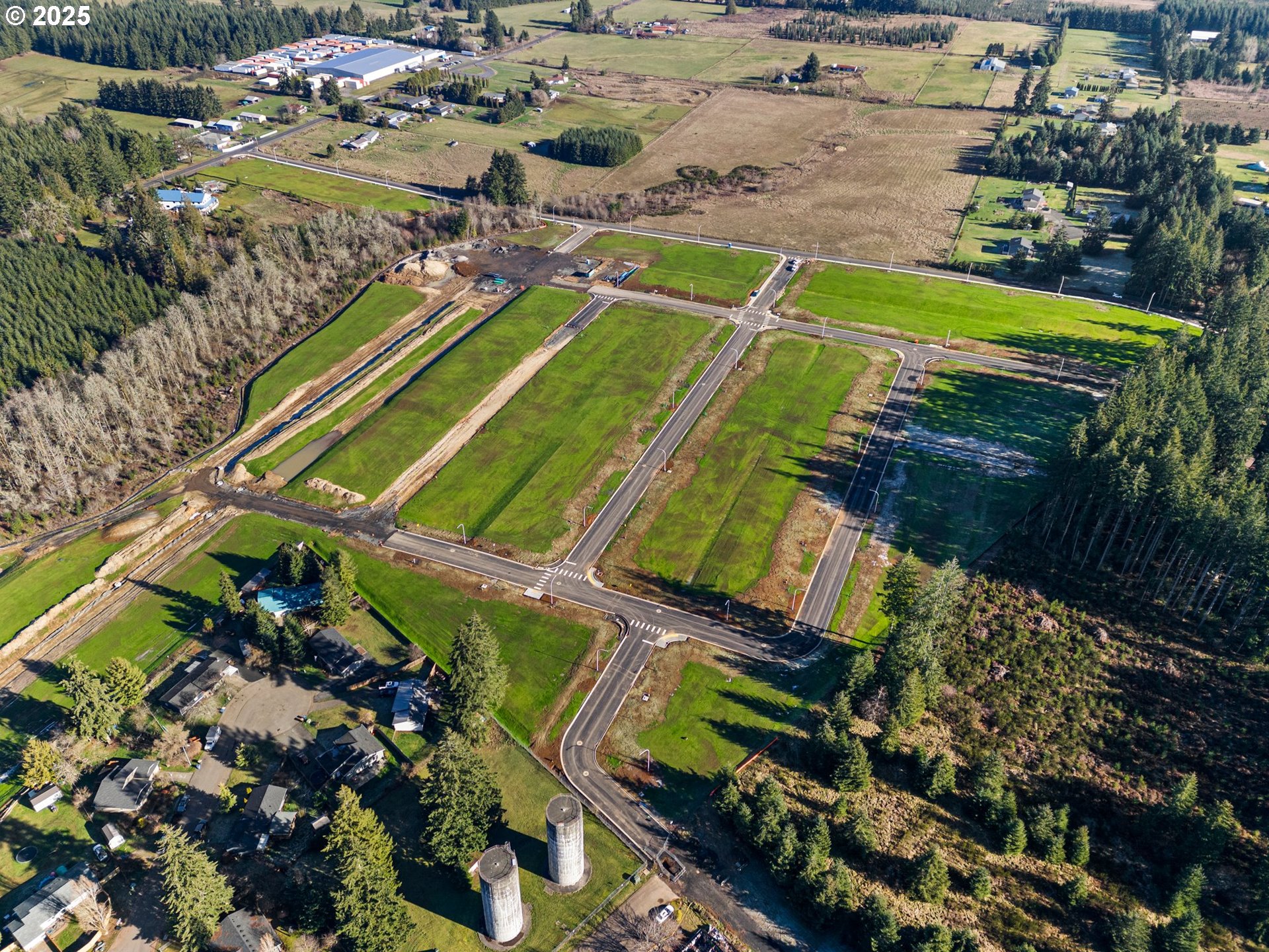 423 Kakela Road, Unit 8 Winlock, WA 98596 - Photo 3 of 35 view of a tennis ground with a large park