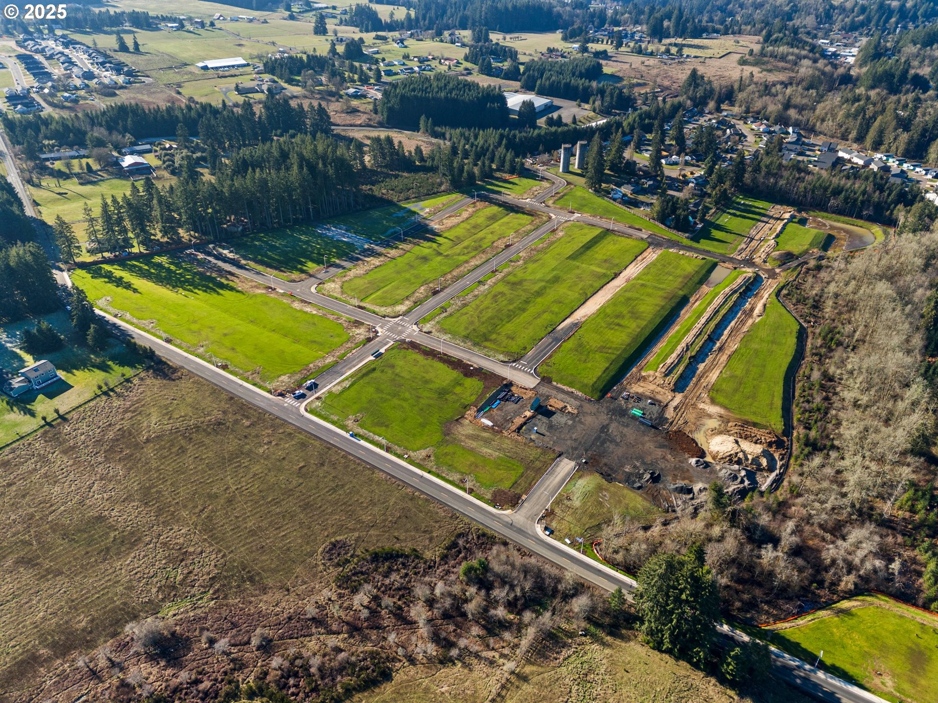 423 Kakela Road, Unit 8 Winlock, WA 98596 - Photo 8 of 35 an aerial view of a tennis ground and a buildings view
